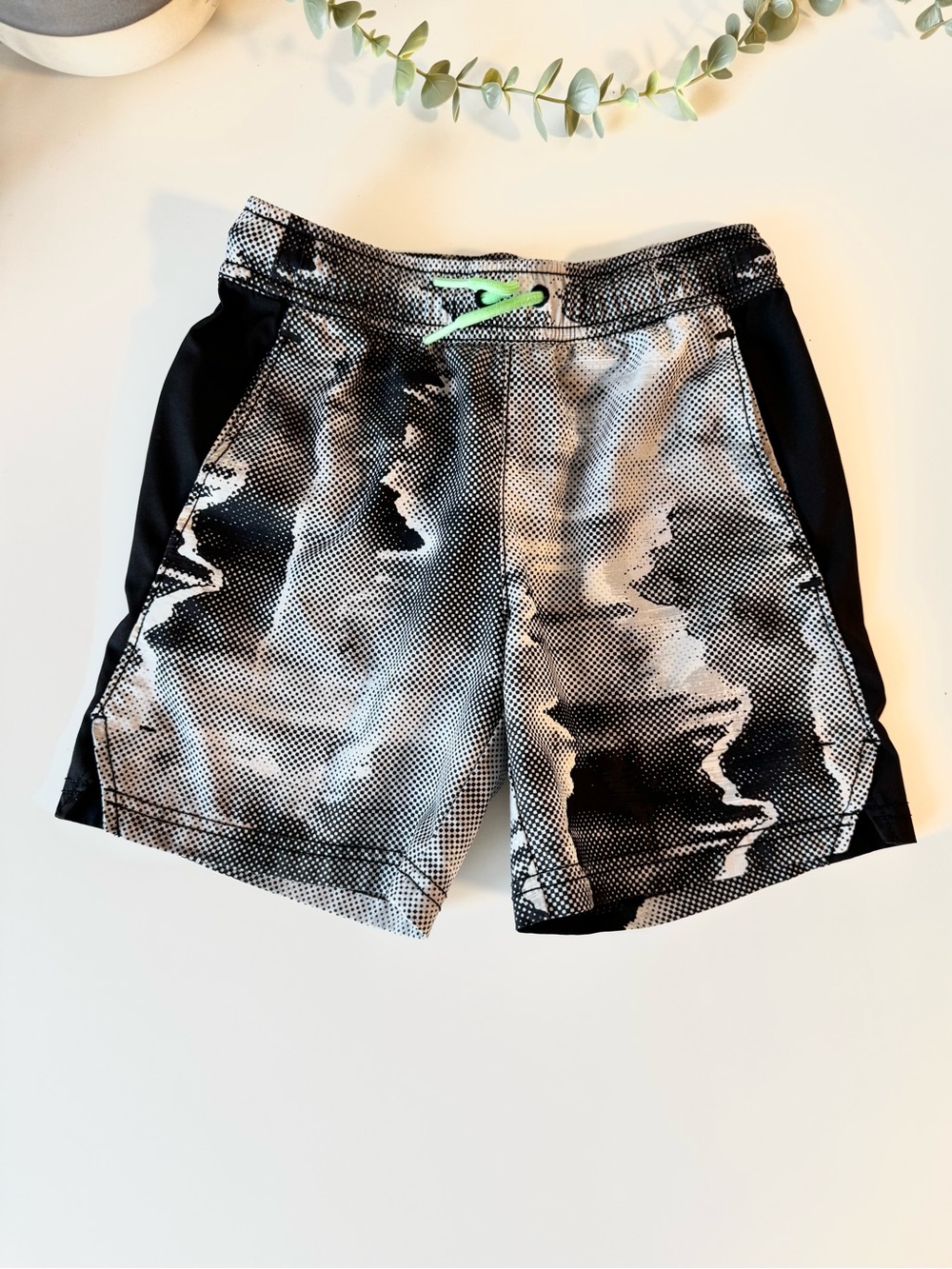 Cat & Jack Boys Quick Dry Athletic Shorts Black White Size S 6-7